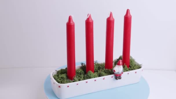 Tutup Pandangan Lilin Merah Tradisional Adven Candlestick Diisi Dengan Lumut — Stok Video