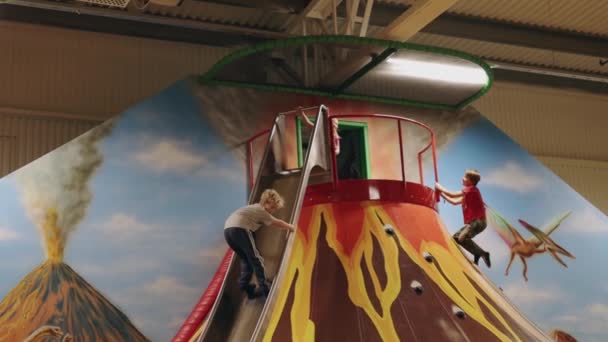 Dzieci Bawiące Się Zjeżdżalni Trampolinie Krytym Centrum Zabaw Busfabriken Uppsala — Wideo stockowe