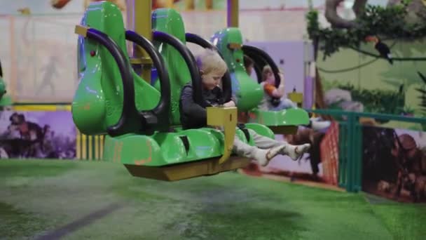 Kinder Auf Buntem Karussell Indoor Spielcenter Schweden Uppsala 2021 — Stockvideo