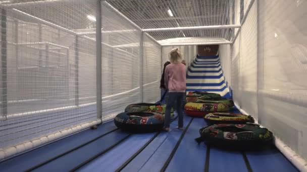 Kinderen Indoor Glijbaan Het Speelcentrum Zweden Uppsala 2021 — Stockvideo