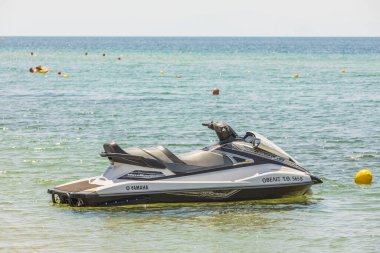 Sahilde kıyıya yakın park etmiş jet ski 'nin yakın görüntüsü. Yunanistan. Nea Potidaea. 09.03.2021.