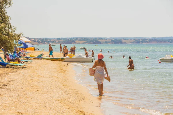 Piękny Widok Turystów Piaszczystej Plaży Słoneczny Letni Dzień Grecja Nea — Zdjęcie stockowe