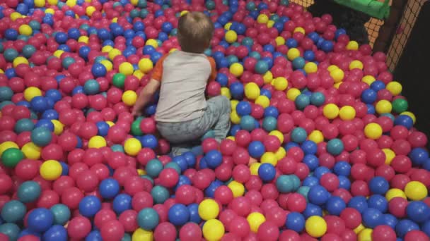 Kind Spielt Pool Mit Plastikbällen Auf Dem Indoor Spielplatz Aktivitätszentrum — Stockvideo