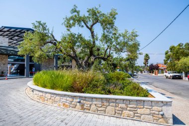 Mavi gökyüzü arka planındaki modern Portes Lithos otel binasının güzelliği. Avrupa. Yunanistan. Nea Potidaea. 08.16.2021. 