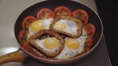 Tavayı yumurta ve fırında domates dilimleriyle kapat. İsveç. 