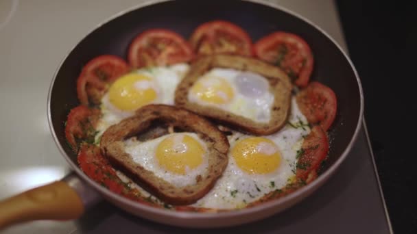 Vista Cerca Sartén Con Huevos Fritos Rodajas Tomate Estufa Inducción — Vídeo de stock