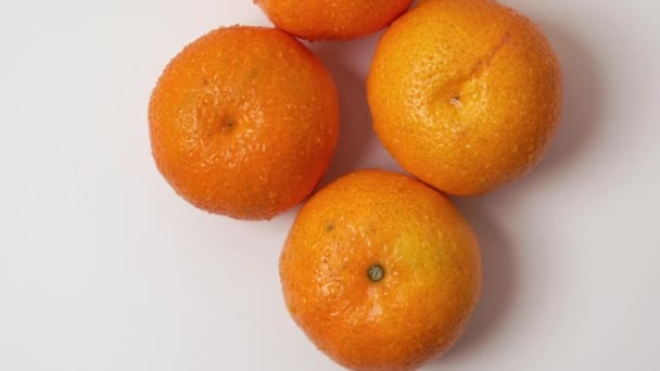 Крупним Планом Вид Повільно Обертається Стиглих Апельсинових Мандаринів Фруктів Краплями — стокове відео