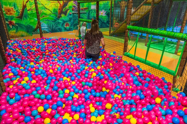 Barn Och Vuxen Kvinna Har Roligt Inomhus Boll Pool Barn — Stockfoto