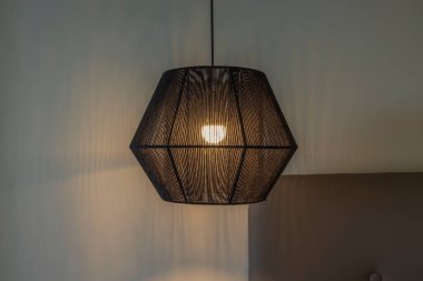 Güzel, modern, siyah tavan lambası manzarasını kapat..