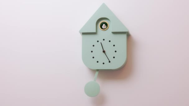 ピンクの背景に壁のカッコウ時計のビューを閉じます スウェーデン — ストック動画