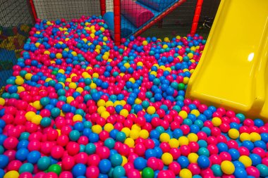 Plastik toplarla bilardoda oynamak ve aktivite merkezinde kapalı alanlarda kaymak çok güzel bir manzara. İsveç.