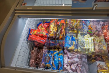 Dondurucunun içindeki dondurmanın farklı çeşitleri görünüyor. İsveç. Uppsala. 11.19.2021.