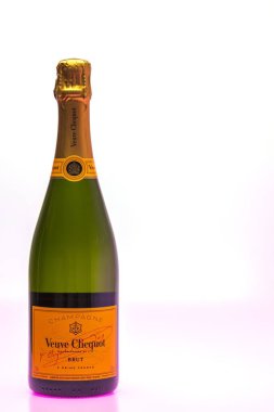 Beyaz arka planda izole edilmiş Veuve Clicquot marka şampanyanın yakın görüntüsü. İsveç, Uppsala.11.28.2021.