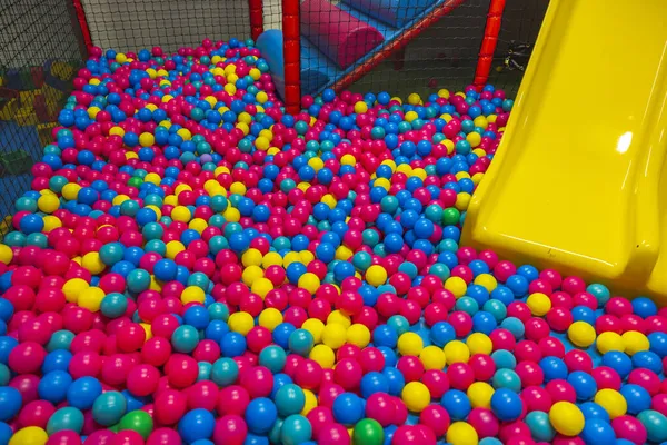 Belle Vue Jouer Dans Piscine Avec Des Balles Plastique Glisser — Photo