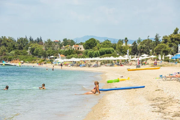 Piękny Widok Ludzi Plaży Piasku Jasny Ciepły Letni Dzień Grecja — Zdjęcie stockowe