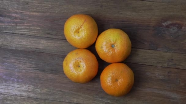 Close Vista Lentamente Girando Mandarinas Laranja Madura Isolamento Frutas Sobre — Vídeo de Stock