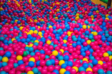 Spor salonundaki plastik topların olduğu güzel bir manzara. İsveç.