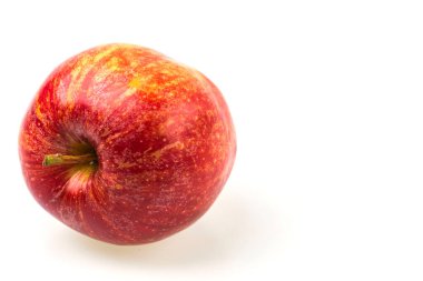 Beyaz arkaplanda izole edilmiş kırmızı elmanın yakın görüntüsü. Güzel arkaplan.