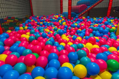 Spor salonundaki plastik topların olduğu güzel bir manzara. İsveç.