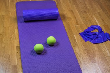 Evde egzersiz yapmak için güzel spor aksesuarları manzarası. Sağlıklı yaşam tarzı kavramı. İsveç.