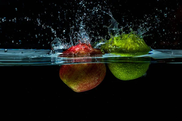 Закройте Вид Яблоки Падающие Воду Чёрном Фоне Великолепный Фон — стоковое фото