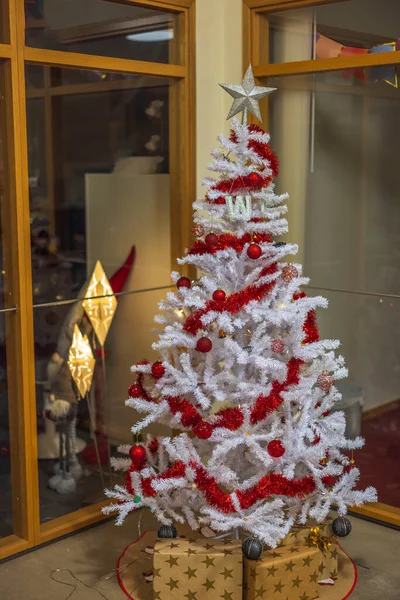 Prachtig Uitzicht Kleurrijke Kerstboom Kerstvakantie Concept Zweden — Stockfoto