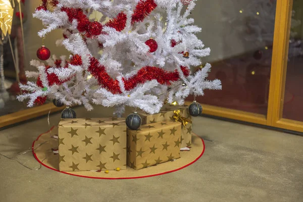 Verliezen Uitzicht Kerstcadeaus Onder Kerstboom — Stockfoto