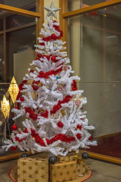 Prachtig Uitzicht Witte Plastic Kerstboom Versierd Met Rode Tinsel Kerstballen — Stockfoto