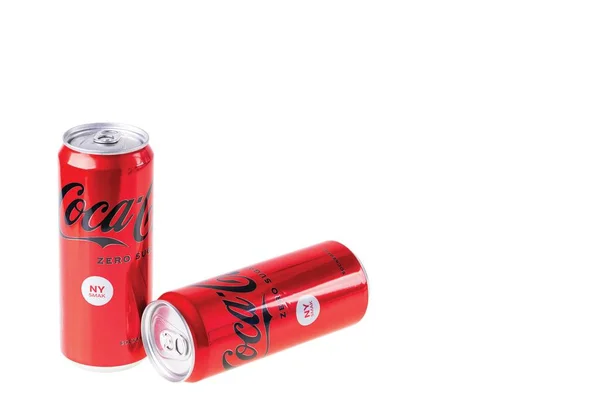 Закрыть Вид Двух Банок Кока Колы Сахара Изолированы Белом Фоне — стоковое фото