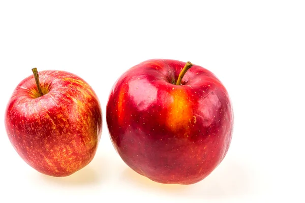 Beyaz Arkaplanda Izole Edilmiş Kırmızı Elmaların Görüntüsünü Kapat — Stok fotoğraf