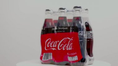 Beyaz arkaplanda izole edilmiş Coca Cola şekersiz paketleme görüntüsünü kapat. İsveç. Uppsala. 12.13.2021.