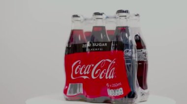 Beyaz arkaplanda izole edilmiş Coca Cola şekersiz paketleme görüntüsünü kapat. İsveç. Uppsala. 12.13.2021.