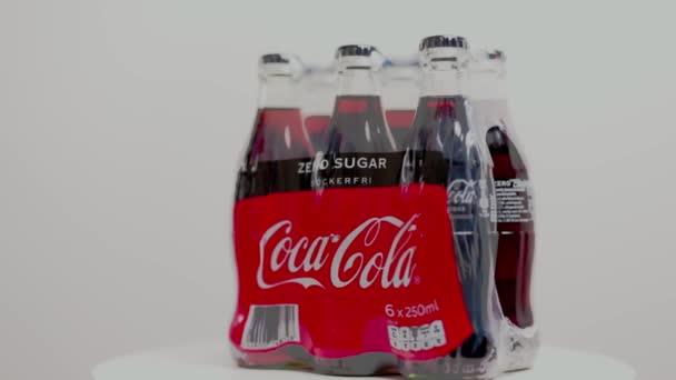 Nahaufnahme Von Coca Cola Zuckerfreie Verpackung Isoliert Auf Weißem Hintergrund — Stockvideo