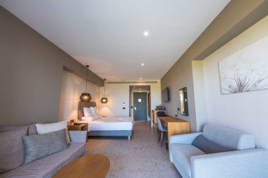 Çağdaş otel odasının güzel iç manzarası. Yunanistan. Nea Potidaea. 08.11.2021.