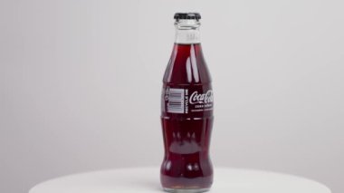 Beyaz arka planda izole edilmiş Coca Cola şekerinin güzel manzarası. İsveç. Uppsala. 12.15.2021.