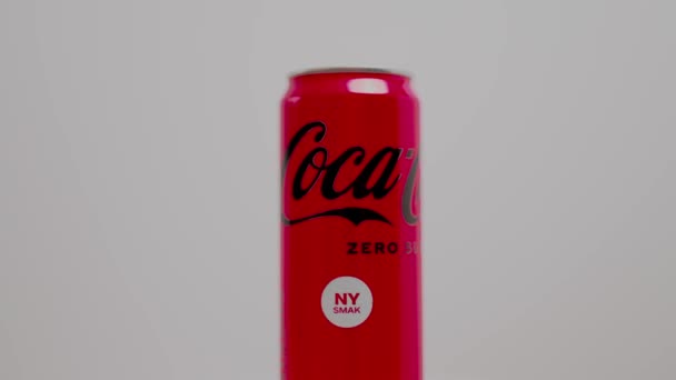 Nahaufnahme Der Dose Coca Cola Ohne Zucker Isoliert Auf Weißem — Stockvideo