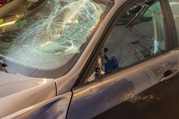 Подивитися Пошкоджену Чорну Машину Після Аварії Швеція — стокове фото