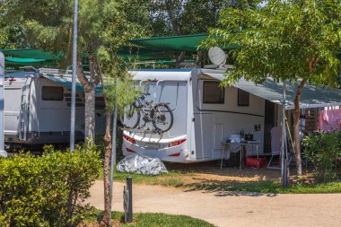 Deniz kıyısına yakın kamp manzarası çok güzel. Turizm ve seyahat konsepti. Yunanistan.