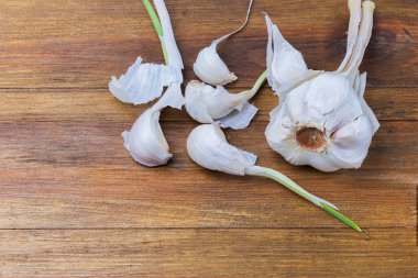 Ahşap arka planda izole edilmiş sarımsağın yakın görüntüsü. Güzel arkaplan.