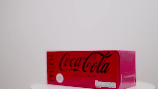 Närbild Mini Burkar Coca Cola Sockerfri Förpackning Isolerad Bakgrunden Sverige — Stockvideo