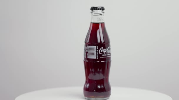 Krásný Výhled Láhev Coca Cola Bez Cukru Izolované Bílém Pozadí — Stock video