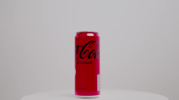 Vue Rapprochée Boîte Coca Cola Sans Sucre Isolé Sur Fond — Video