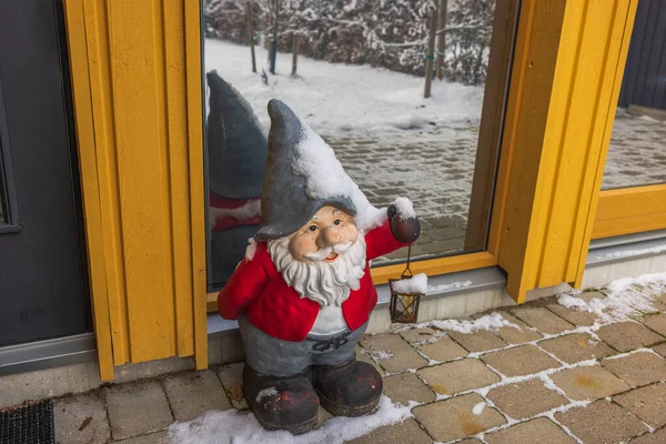 Splendida Vista Una Figura Gnomo Carino Piedi Vicino Alla Porta — Foto Stock