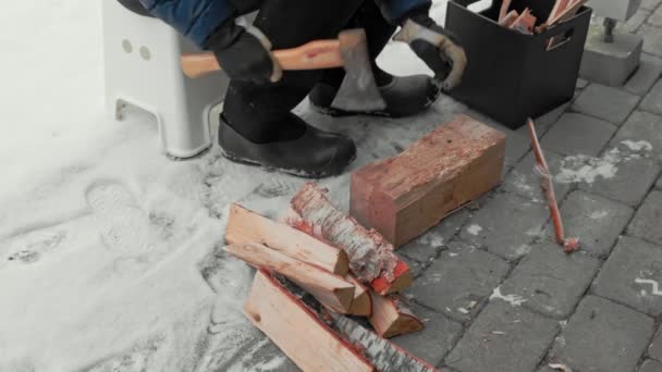 冬の日に暖炉を照らすために木のチップを切る男のビューを閉じます スウェーデン — ストック動画