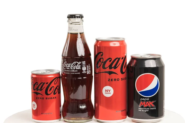Закрыть Вид Различных Видов Кока Колы Пепси Колы Сахара Изолированы — стоковое фото