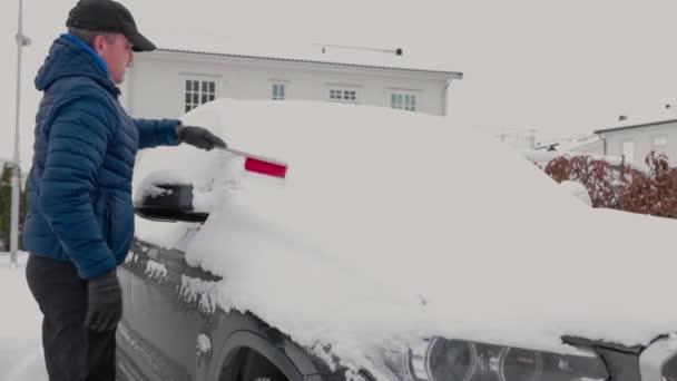 Vista Cerca Del Hombre Limpiando Parabrisas Nieve Fondo Concepto Vehículo — Vídeo de stock