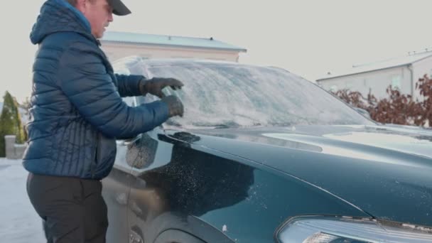 Vista Cerca Del Hombre Limpiando Parabrisas Con Raspador Hielo Fondo — Vídeos de Stock