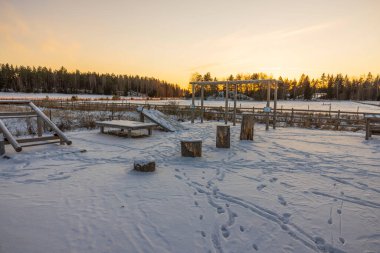 Kışın gün batımında İsveç jimnastik salonunun manzarası. Sağlıklı yaşam konsepti.
