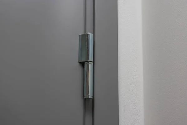 Vista Cercana Una Puerta Entrada Metal Moderno Con Una Bisagra — Foto de Stock
