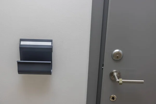 Закрийте Листування Вигляд Сучасних Залізних Вхідних Дверей Приміщенні Дверною Ручкою — стокове фото